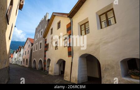 Gli edifici tipici e pittoreschi della città di Glorenza, provincia di Bolzano, Alto Adige, Italia Foto Stock