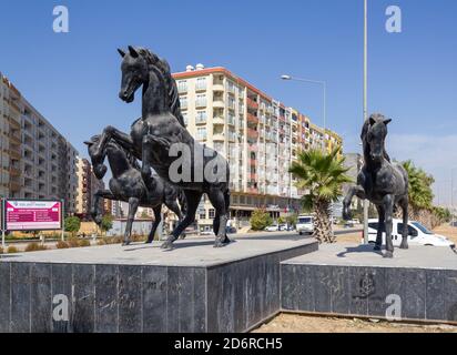 Kiziltepe, Mardin / Turchia - Ottobre 10 2020: Sculture di cavalli al nodo principale del distretto di Kiziltepe Foto Stock