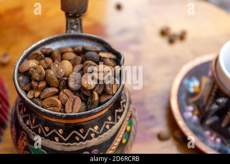 Chicchi di caffè in una caffettiera. Concetto di caffè turco Foto Stock