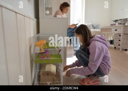 Mamma e figlia caucasiche si rilassano a casa durante il fine settimana Foto Stock