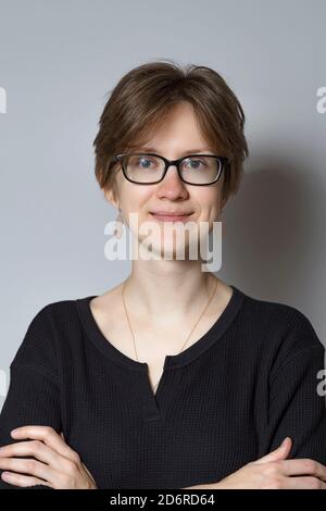 ritratto di 30 anni donna con capelli castani e occhiali Foto Stock