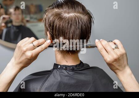 Primo piano di taglio dei capelli. Parrucchiere. Master di acconciature  taglio dei capelli della donna in salone di bellezza Foto stock - Alamy