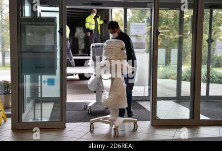 Uherske Hradiste, Repubblica Ceca. 17 Ott 2020. L'Amministrazione delle riserve materiali statali (SSHR) ha portato dieci ventilatori polmonari all'ospedale di Uherske Hradiste, Repubblica Ceca, il 17 ottobre 2020, a causa della malattia di COVID-19. Credit: Gluck/CTK Photo/Alamy Live News Foto Stock