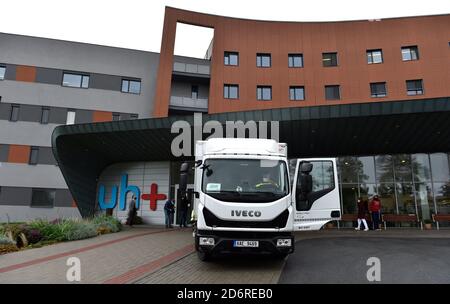 Uherske Hradiste, Repubblica Ceca. 17 Ott 2020. L'Amministrazione delle riserve materiali statali (SSHR) ha portato dieci ventilatori polmonari all'ospedale di Uherske Hradiste (nella foto), Repubblica Ceca, il 17 ottobre 2020, a causa della malattia di COVID-19. Credit: Gluck/CTK Photo/Alamy Live News Foto Stock