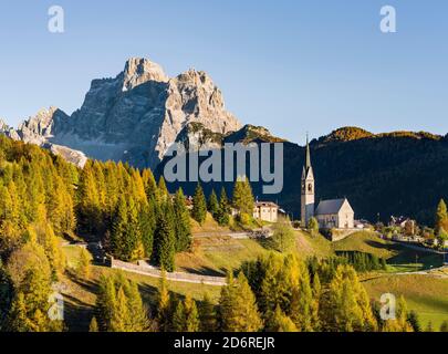 Villaggio Selva di Cadore in Val Fiorentina. Monte Pelmo sullo sfondo, icona delle Dolomiti. Le Dolomiti del Veneto fanno parte DELLA UNE Foto Stock