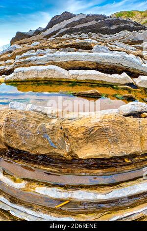 Strati fortemente inclinati di Flysch, scogliere di Flysch, Costa Basca UNESCO Global Geopark, European Geopark Network, Zumaia, Guipúzcoa, Paesi Baschi, Spagna Foto Stock