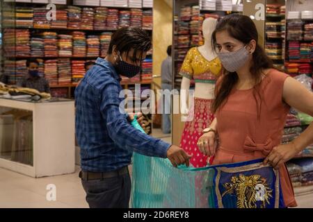 Dehradun, Uttarakhand/India-Ottobre 14 2020:UNA bella donna che indossa una saree per lo shopping, indossando una maschera per il viso a causa della pandemia corona in India. Foto di alta qualità Foto Stock