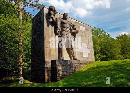 Ex NS-Ordensburg Vogelsang, oggi memoriale, portatore di torcia a Sonnwendplatz, Germania, Nord Reno-Westfalia, Parco Nazionale Eifel, Schleiden Foto Stock