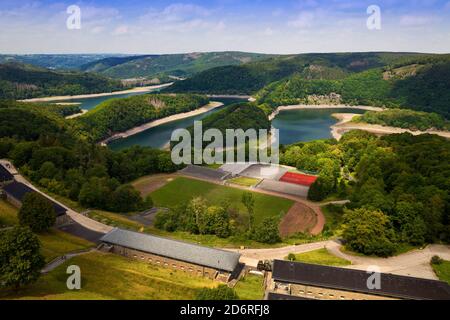 Ex NS-Ordensburg Vogelsang, vista sul lago di stoccaggio Urft e Parco Nazionale Eifel, Germania, Nord Reno-Westfalia, Parco Nazionale Eifel, Schleiden Foto Stock