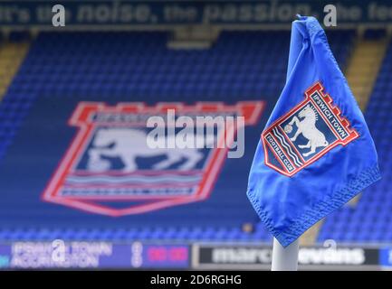 La bandiera d'angolo e il distintivo del club di Ipswich Town sono visti sopra i posti nel Sir Bobby Robson Stand - Ipswich Town contro Accrington Stanley, Sky Bet League One, Portman Road, Ipswich, Regno Unito - 17 ottobre 2020 solo uso editoriale - si applicano le restrizioni DataCo Foto Stock