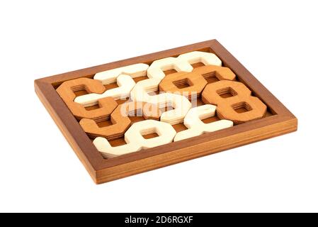 Primo piano. Puzzle in legno 2D puzzle digitale. Elementi disposti all'interno della scatola di legno nell'ordine corretto. Foto Stock