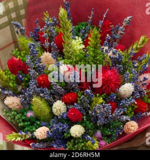 un bouquet di fiori selvatici, bianchi, rossi e blu Foto Stock