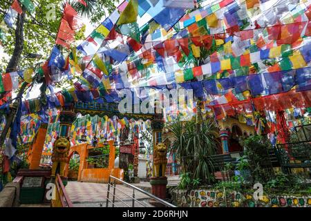 Darjeeling, India - 2020 ottobre: Bandiere di preghiera al tempio Mahakal sulla collina dell'Osservatorio il 13 ottobre 2020 a Darjeeling, Bengala occidentale, India. Foto Stock