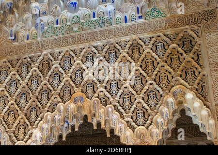 Intonaci di mocarabe squisitamente dettagliati: Sala de los Reyes (Corte dei Re), Palacio de los Leones, la Alhambra, Granada, Andalusia, Spagna Foto Stock