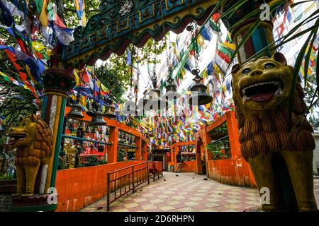 Darjeeling, India - 2020 ottobre: Bandiere di preghiera al tempio Mahakal sulla collina dell'Osservatorio il 13 ottobre 2020 a Darjeeling, Bengala occidentale, India. Foto Stock