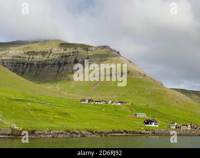 Isola Kalsoy, villaggio di Sydradalur. Nordoyggjar (Northern Isles) nelle isole Faerøer, un arcipelago nel Nord Atlantico. Europa, Nord Euro Foto Stock