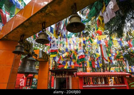 Darjeeling, India - 2020 ottobre: Bandiere di preghiera al tempio Mahakal sulla collina dell'Osservatorio il 13 ottobre 2020 a Darjeeling, Bengala occidentale, India. Foto Stock