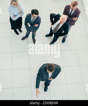 vista dall'alto. gruppo di dipendenti diversi in piedi in ufficio . Foto Stock