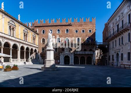 Centro storico di Verona - Piazza dei Signori, Palazzo del Governo e Loggia del Consiglio con il monumento a Dante Alighieri Foto Stock