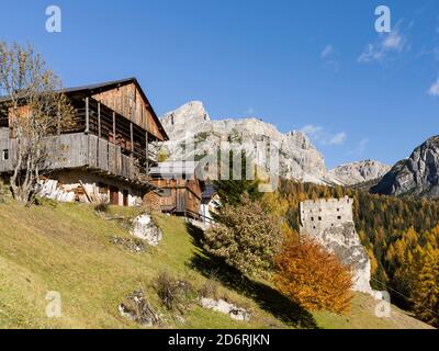 Il Castello di Andraz (chiamato anche Buchenstein o Andrac) in prossimità del Passo Falzarego nelle Dolomiti del Veneto. Dolomiti del Veneto sono parte di une Foto Stock