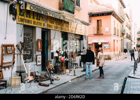 Madrid, Spagna - 20 ottobre 2020: Persone al famoso mercato El Rastro nella Latina, nel centro di Madrid. Antiquariato, oggetti e mobili antichi sono di Foto Stock