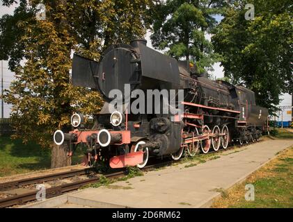 Vecchia locomotiva alla stazione ferroviaria di Jablonowo Pomorskie. Polonia Foto Stock