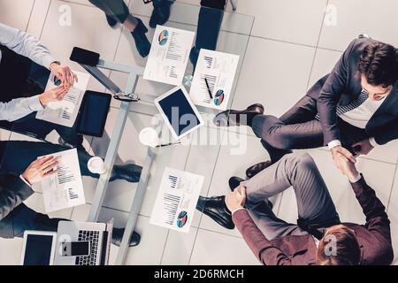 vista dall'alto. gruppo di uomini d'affari che lavorano in ufficio. Foto Stock