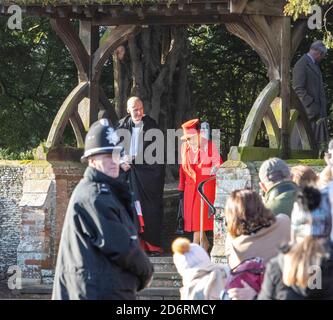 La regina, la Regina Elisabetta II proveniente al di fuori della chiesa il giorno di Natale 2019 il Sandringham Estate in Norfolk, Regno Unito Foto Stock