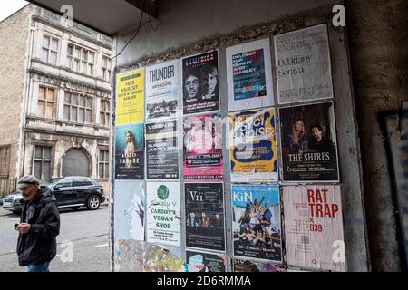 Cardiff, Galles, Regno Unito. 19 Ott 2020. Posters in Cardiff Bay advertising events in marzo, aprile e maggio 2020 come un blocco nazionale ‘Fire-break' di due settimane per rallentare la diffusione del coronavirus in Galles è annunciato dal primo ministro del Galles Mark Drakeford, a partire dalle ore 1800 di venerdì 23 ottobre. Credit: Mark Hawkins/Alamy Live News Foto Stock