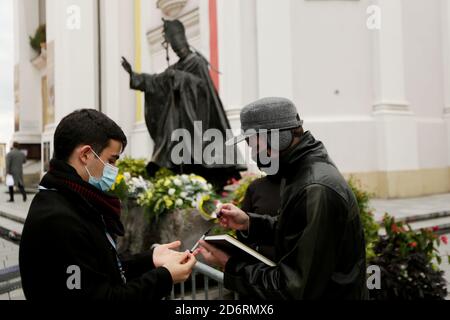 Wadowice, Polonia - 18 Ottobre 2020 : zona Rossa in Polonia. In tutto il paese e l'obbligo di coprire la bocca e il naso in spazi pubblici. Foto Stock