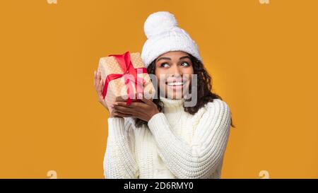African American Woman scuotendo il regalo di Natale allo Studio