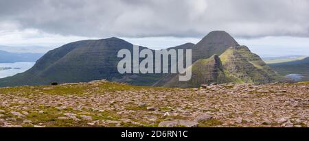 Beinn Alligin e i 'corni di Alligin' da Beinn Dearg, Torridon Forest, Wester Ross, Scozia attraverso l'altopiano di Beinn Dearg, Torridon F. Foto Stock