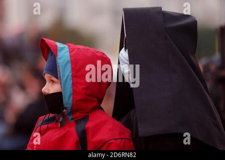 Wadowice, Polonia - 18 Ottobre 2020 : zona Rossa in Polonia. In tutto il paese e l'obbligo di coprire la bocca e il naso in spazi pubblici. Foto Stock