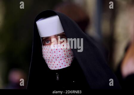 Wadowice, Polonia - 18 Ottobre 2020 : zona Rossa in Polonia. In tutto il paese e l'obbligo di coprire la bocca e il naso in spazi pubblici. Foto Stock