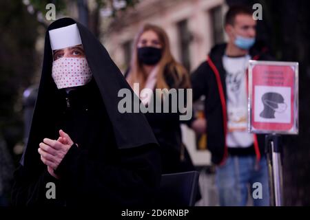 Wadowice, Polonia - 18 Ottobre 2020 : zona Rossa in Polonia. In tutto il paese e l'obbligo di coprire la bocca e il naso in spazi pubblici. Foto Stock