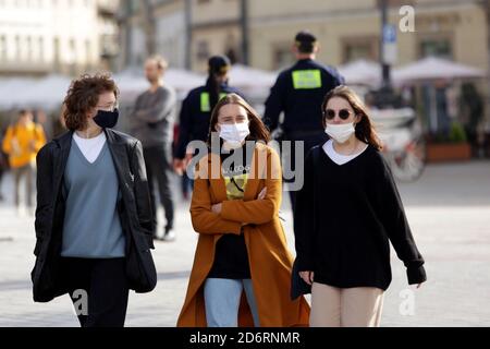 Cracovia, Polonia - 10 Ottobre 2020 : zona Rossa in Polonia. In tutto il paese e l'obbligo di coprire la bocca e il naso in spazi pubblici. Foto Stock