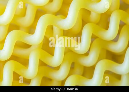 Primo piano macro di fusili a spirale crudo pasta italiana Foto Stock