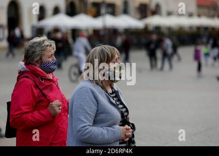 Cracovia, Polonia - 10 Ottobre 2020 : zona Rossa in Polonia. In tutto il paese e l'obbligo di coprire la bocca e il naso in spazi pubblici. Foto Stock