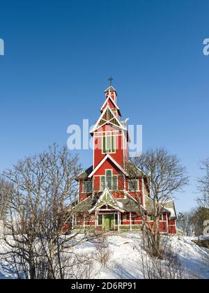 Chiesa Buksnes kirke, isola Vestvagoy. Le isole Lofoten in Norvegia settentrionale durante l'inverno. L'Europa, Scandinavia, Norvegia, febbraio Foto Stock