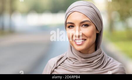 Giovane donna musulmana moderna in Hijab sorridente in posa all'aperto, Panorama Foto Stock