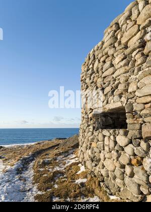 Stazione radar tedesca Borga risalente alla seconda guerra mondiale a Eggum Beach, isola di Vestvagoy. Le isole Lofoten nel nord della Norvegia durante l'inverno. Europa, Scandin Foto Stock