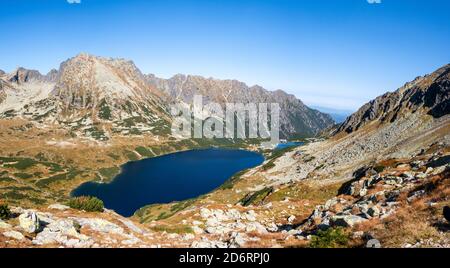 Cinque stagni polacchi (Dolina Pieciu Stawow Polskich) panorama ad alta risoluzione, autunno. Lago di montagna blu cristallo in alta montagna Tatra, autunno Foto Stock