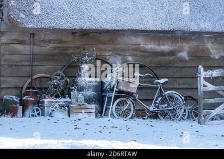 Filmare un episodio natalizio della serie televisiva della BBC The Repair Shop a West Sussex, Regno Unito, con la falsa neve che copre la scena Foto Stock