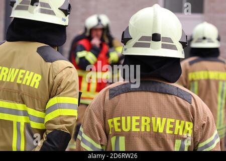 Freital, Germania. 12 Ott 2020. I pompieri compirano in divise da servizio da dietro. Sul retro si può vedere 'vigili del fuoco'. Credit: Tino Plunert/dpa-Zentralbild/ZB/dpa/Alamy Live News Foto Stock