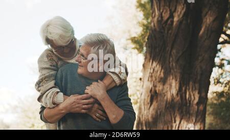 Buon vecchio godendo di una giornata nel parco. Uomo anziano che flirta con donna anziana. Danza nel giorno d'autunno. Foto di alta qualità Foto Stock