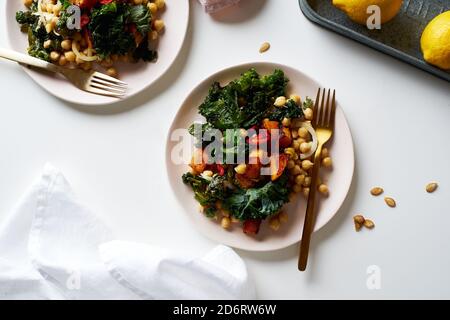 Salutare insalata vegetariana con ceci, kale e zucca arrosto Foto Stock