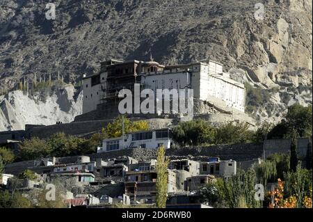 (201019) -- VALLE DI HUNZA, 19 ottobre 2020 (Xinhua) -- Foto scattata il 17 ottobre 2020 mostra una vista del Forte Baltit nella vecchia città della valle di Hunza nella regione settentrionale del Pakistan di Gilgit-Baltistan. (Xinhua/Ahmad Kamal) Foto Stock