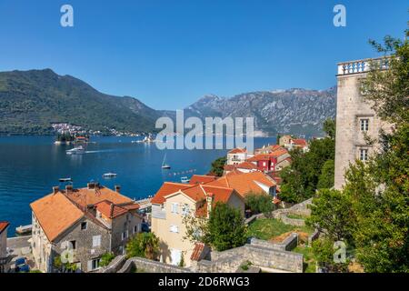 Vista dall'alto delle case e delle strade dell'antica città costiera di Perast, situata nella baia di Cattaro, Montenegro. Foto Stock