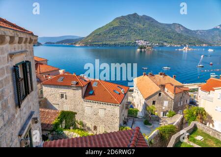 Vista dall'alto delle case e delle strade dell'antica città costiera di Perast, situata nella baia di Cattaro, Montenegro. Foto Stock