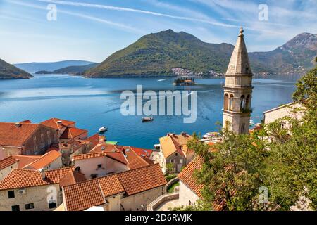 Vista dall'alto delle case e delle strade dell'antica città costiera di Perast, situata nella baia di Cattaro, Montenegro. Foto Stock